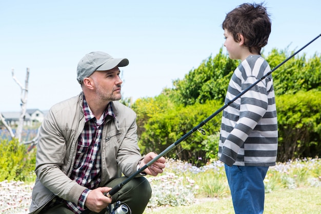 Padre e hijo pescando juntos