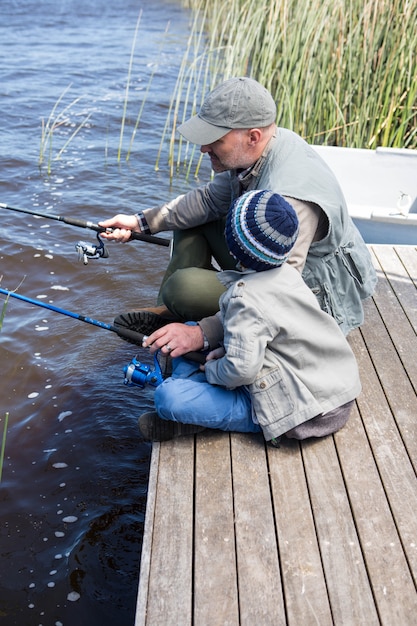 Padre e hijo pescando en un lago