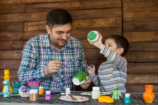 Foto padre e hijo pintan