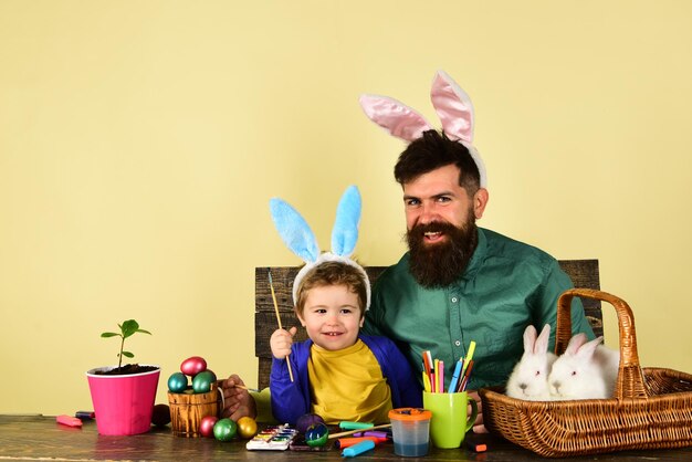 Padre e hijo pintando huevos de pascua huevo de pascua decorando familia feliz