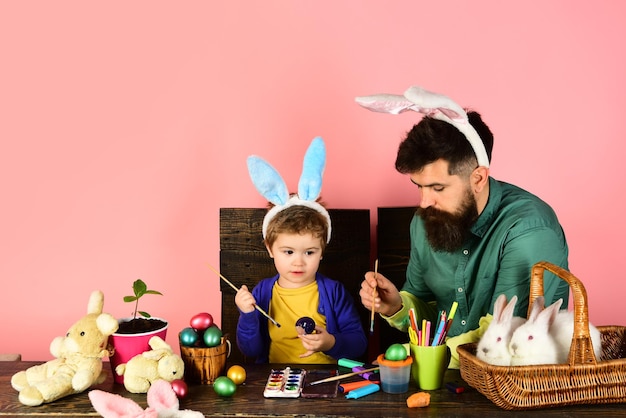 Padre e hijo pintando orejas de conejo y diseño de orejas de conejo.