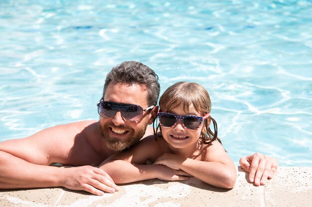 Padre e hijo en piscina. Concepto de vacaciones. Familia feliz en la piscina. Fiesta de piscina. Niño con papá. Dia del padre.