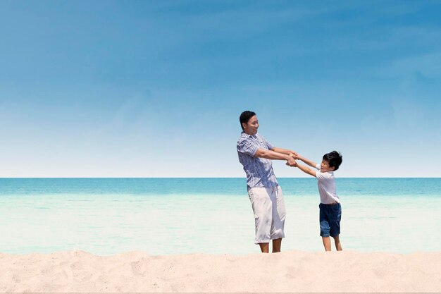 Padre e hijo en la playa