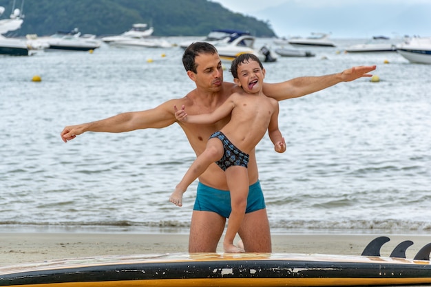 Padre e hijo, posar, juntos, en la playa