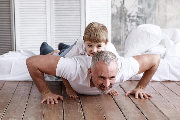 Padre e hijo practican deportes en casa.