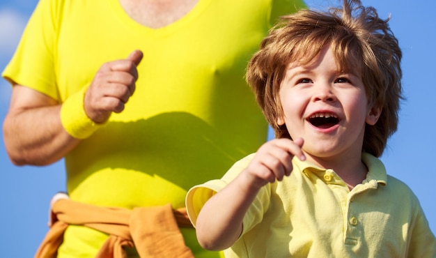 Padre e hijo practican deportes y corren. Deporte para niños, niño activo corriendo. Concepto de familia saludable.