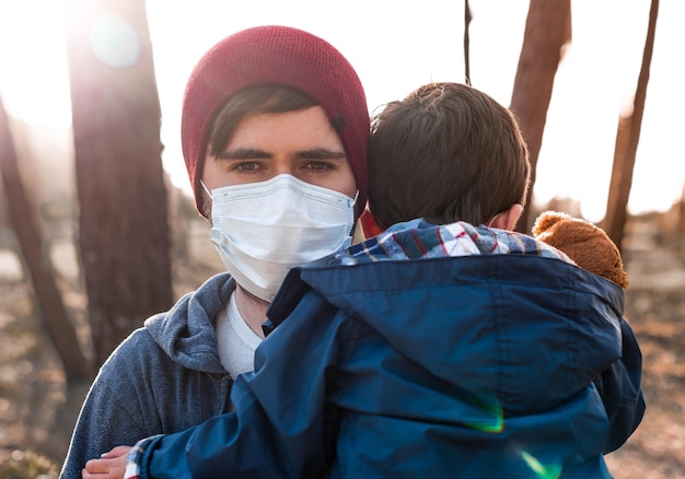 Foto padre e hijo preocupados usando máscaras de protección de aire