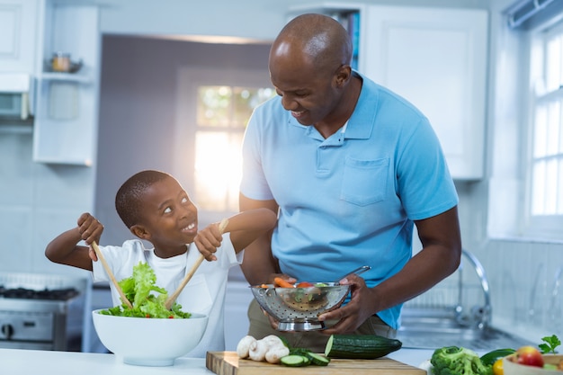 Padre e hijo preparando comida