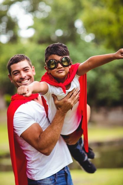 Foto padre e hijo pretendiendo ser superhéroe