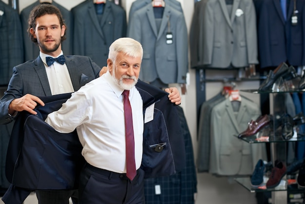 Padre e hijo recogiendo trajes en la tienda.