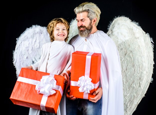 Padre e hijo con regalos, cajas de regalo