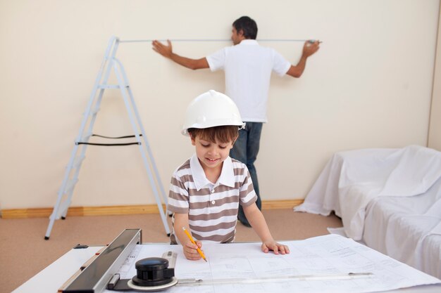 Foto padre e hijo remodelando el hogar