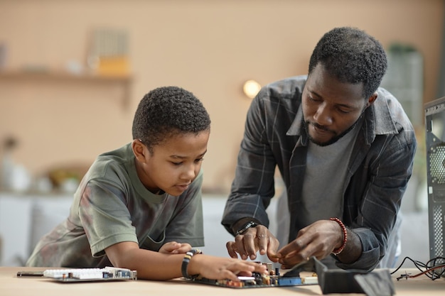 Padre e hijo reparando computadora