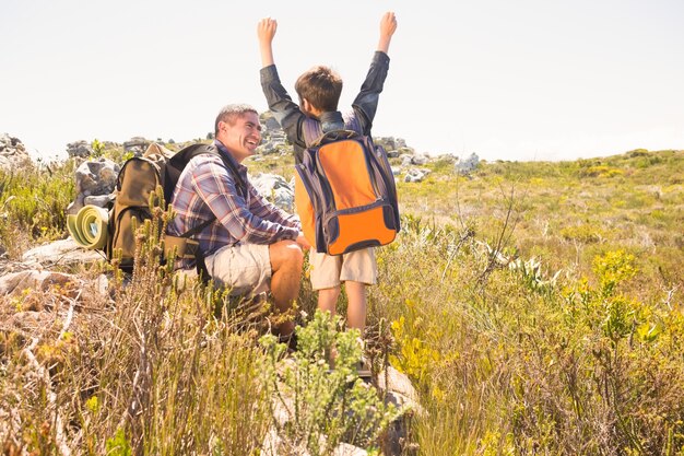 Padre e hijo, senderismo en las montañas