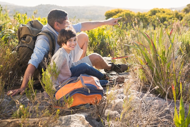 Foto padre e hijo, senderismo en las montañas