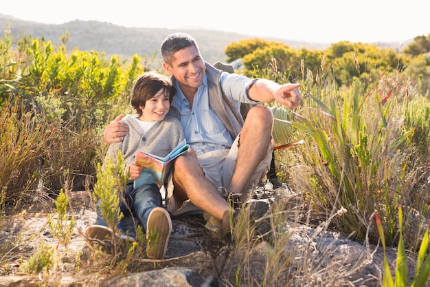 Foto padre e hijo, senderismo en las montañas