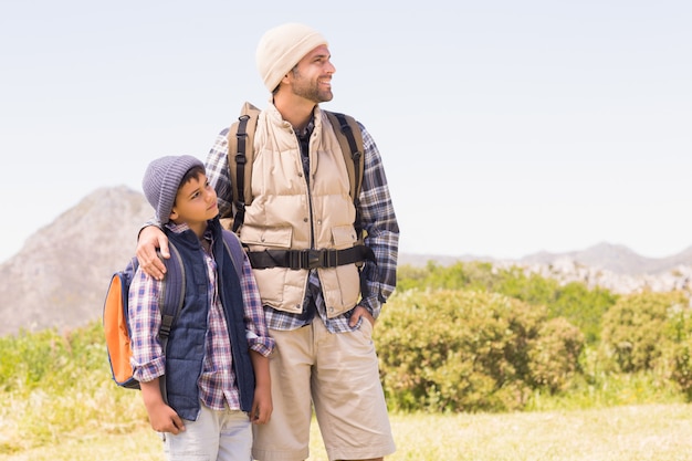 Padre e hijo, senderismo en las montañas