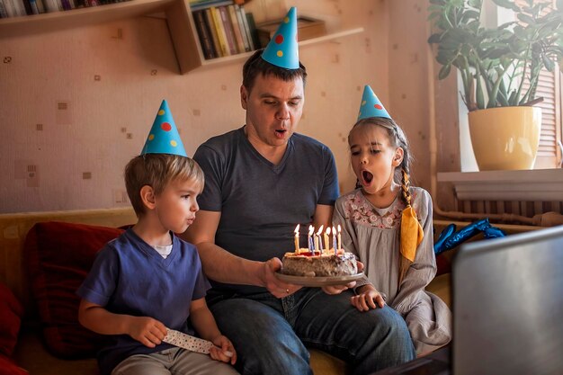 Foto padre e hijo sentados en casa.