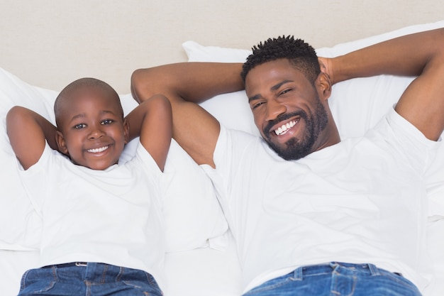 Padre e hijo sonriendo a la cámara