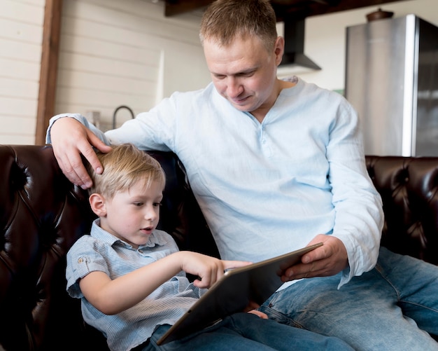 Foto padre e hijo con tableta