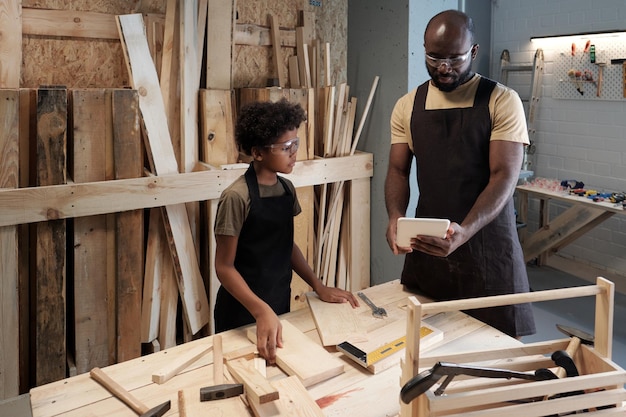 Padre e hijo en taller juntos