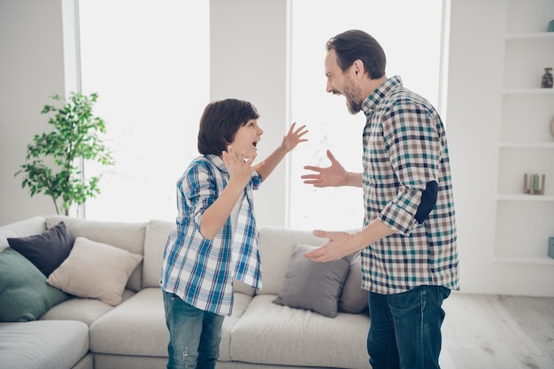 Foto padre e hijo tienen un conflicto