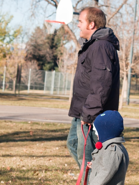 Padre e hijo tienen un gran día en el parque.