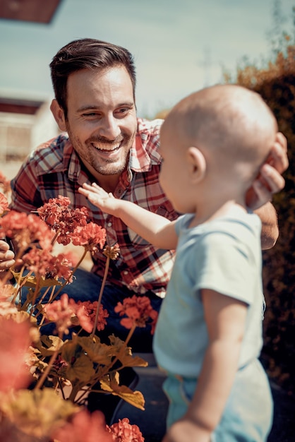 Padre e hijo trabajando juntos en el jardín