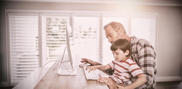 Padre e hijo, trabajar en computadora