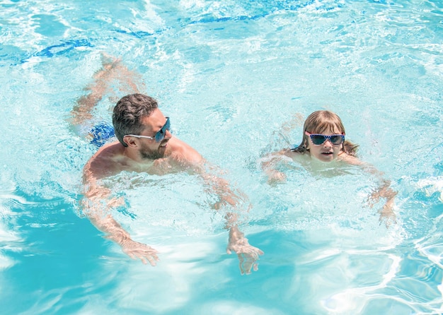 Padre e hijo usan anteojos en el agua de la piscina papá con niño en el spa resort fin de semana de vacaciones de verano en el día de la familia padre e hijo divirtiéndose en la fiesta de la piscina infancia y crianza de los hijos