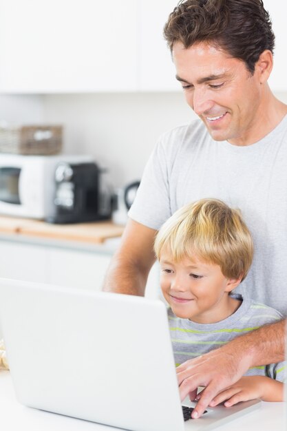 Padre e hijo usando laptop