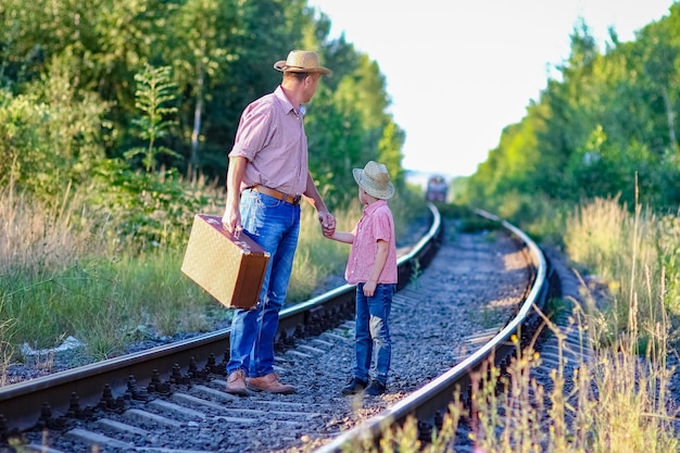 Padre e hijo vaqueros concepto felicidad juntos