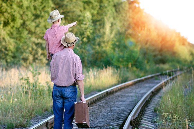 Padre e hijo vaqueros concepto felicidad juntos