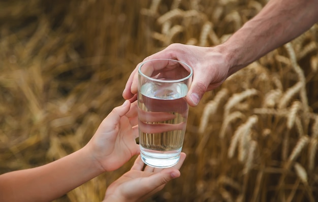 Padre e hijo con un vaso de agua. Enfoque selectivo.