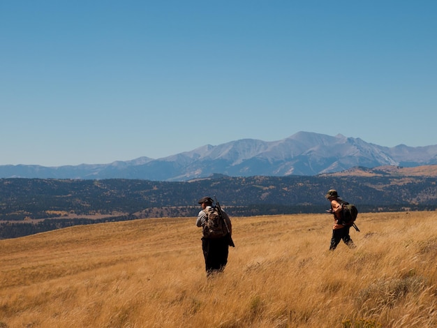 Padre e hijo en viaje de caza.