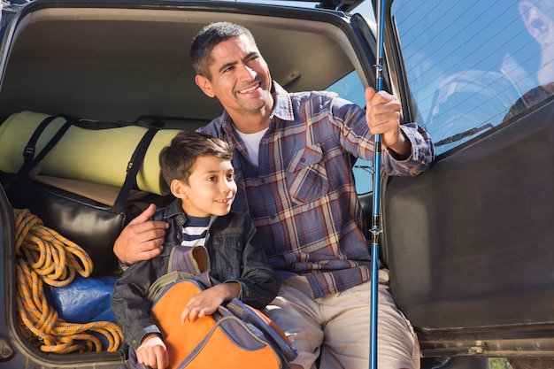 Padre e hijo en un viaje de pesca