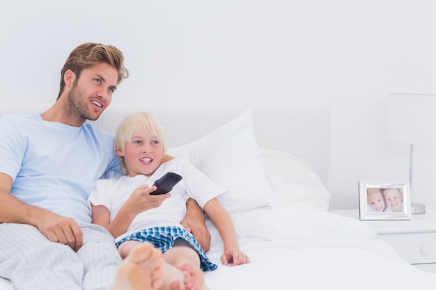 Padre e hijo viendo la televisión juntos