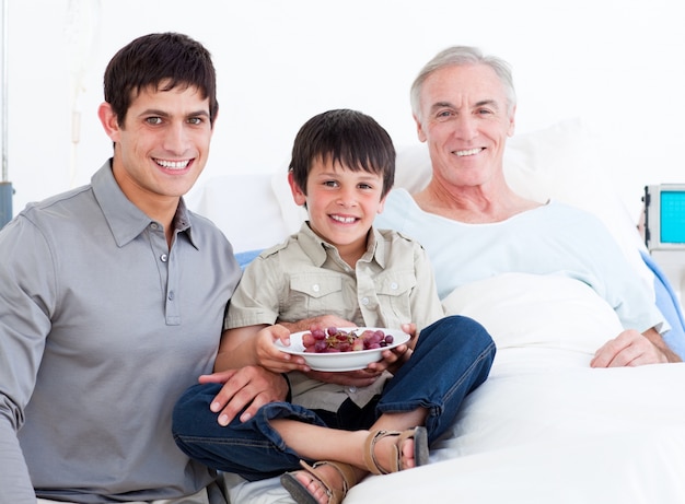 Padre e hijo visitando al abuelo