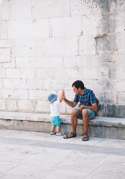 Padre e hijo en Zadar Croacia Vacaciones de verano en la costa de Europa