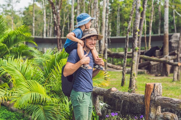 Padre e hijo en el zoológico. Pasar el día con la familia en el zoológico.