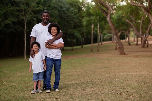 Padre e hijos al aire libre en el parque.