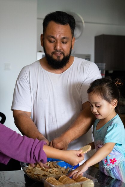 Foto padre e hijos en la cocina