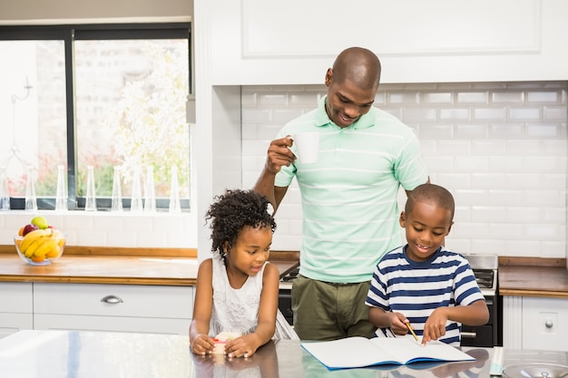 Padre e hijos en la cocina