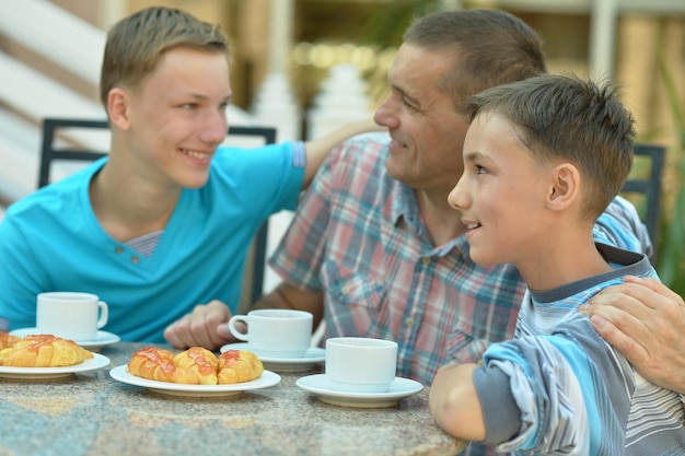 Padre e hijos desayunando