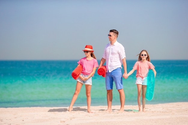 Padre e hijos disfrutando de las vacaciones de verano en la playa