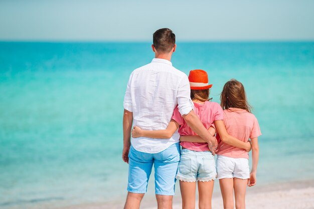 Padre e hijos disfrutando de las vacaciones de verano en la playa