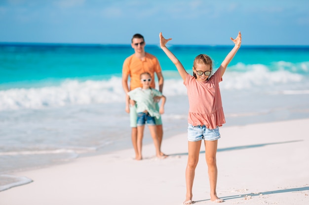 Padre e hijos disfrutando de las vacaciones de verano en la playa