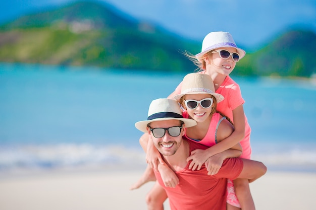 Foto padre e hijos en la playa