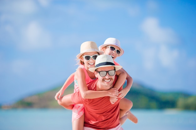 Foto padre e hijos en la playa