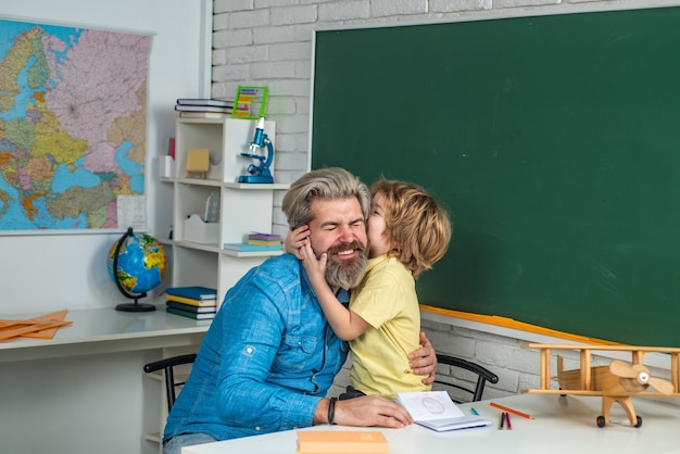 Padre enseñando al hijo día del maestro escuela en casa para el alumno feliz padre e hijo agencia de tutoría elementa ...